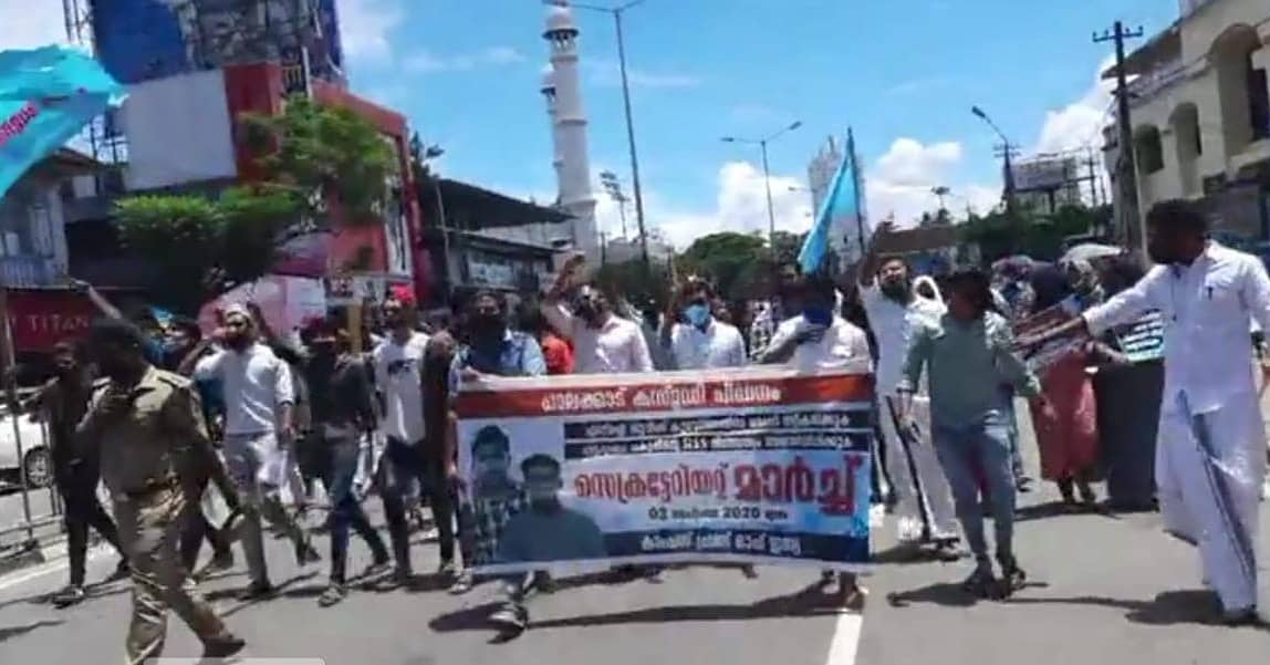CFIKerala's tweet photo. പാലക്കാട് യുവാക്കളെ കസ്റ്റഡിയിൽ വെച്ച് പീഡിപ്പിച്ച സുധീഷ് കുമാറിനെതിരെ നടപടി സ്വീകരിക്കണമെന്ന് ആവശ്യപെട്ട് കാംപസ് ഫ്രണ്ട് സെക്രട്ടേറിയറ്റിലേക്കു നടത്തിയ മാർച്ചിന് നേരെ പോലീസ് ��തിക്രമം. പോലീസ് ഗ്രനേഡ് ഉപയോഗിച്ചു. 2 പേർക്ക് പരിക്ക്. https://t.co/FeKmsvabSR