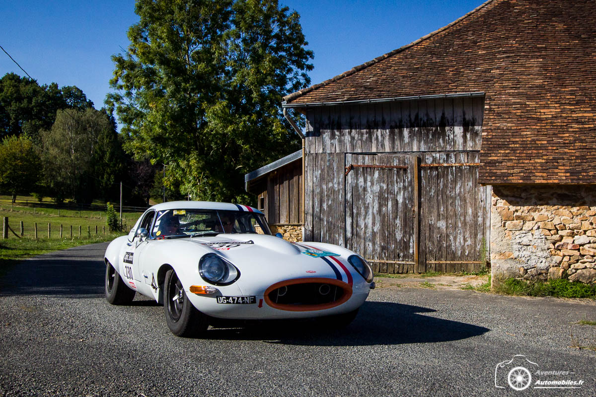 AUTOMOTIVPRESS's tweet photo. Etape 2 du @tourauto cette année l'édition 2020 rend hommage aux #Porsche "prototype" mais il y a d'autres très belles autos engagées...
#TourAuto #Jaguar #BMW
📸 #AventuresAuto https://t.co/OIitGnGUZZ