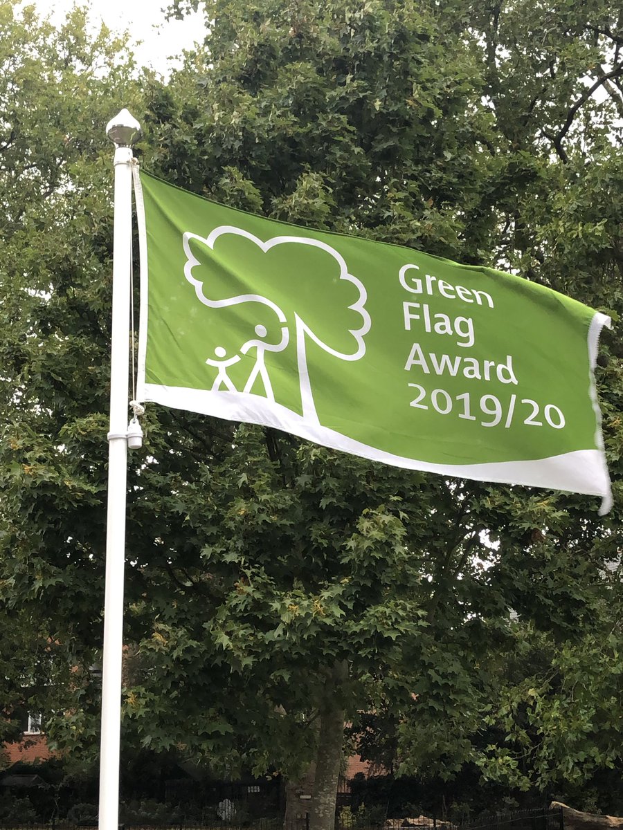 So proud to see the #GreenFlag flying in Wendell Park! #W12 <a href="/GreenFlagAward/">GreenFlagAward</a>