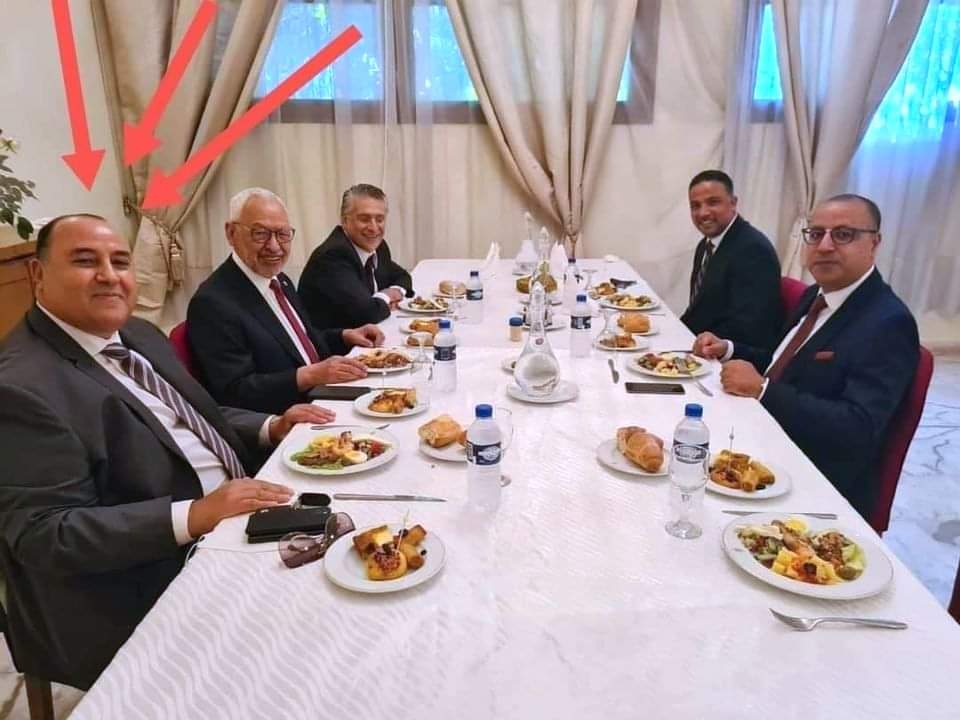 التحالف الجديد ما بين داعش والفساد والتهريب مع الطرطور الجديد... ولذلك انا مع قيس سعيد