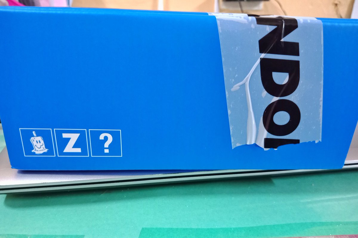 I only took pics of the sides coz there& #39;s nothing to see underneath the box hehe