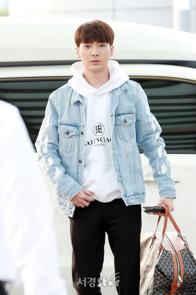 LOVEs, if you have more pictures of our  #ARON with his  @BALENCIAGA collection.Please continue this thread.We need 2 draw Balenciaga's attention closer to our beautiful talented man. Appreciate it. :) @NUESTNEWS  #뉴이스트 #곽아론  #아론  #NUEST