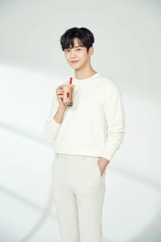 krwnsf9's tweet photo. @SF900CN chani haus gak(?) Nih hyung ada satu minuman untuk berdua biar bisa so sweet/? Wkwk https://t.co/PZMuCI2eTP
