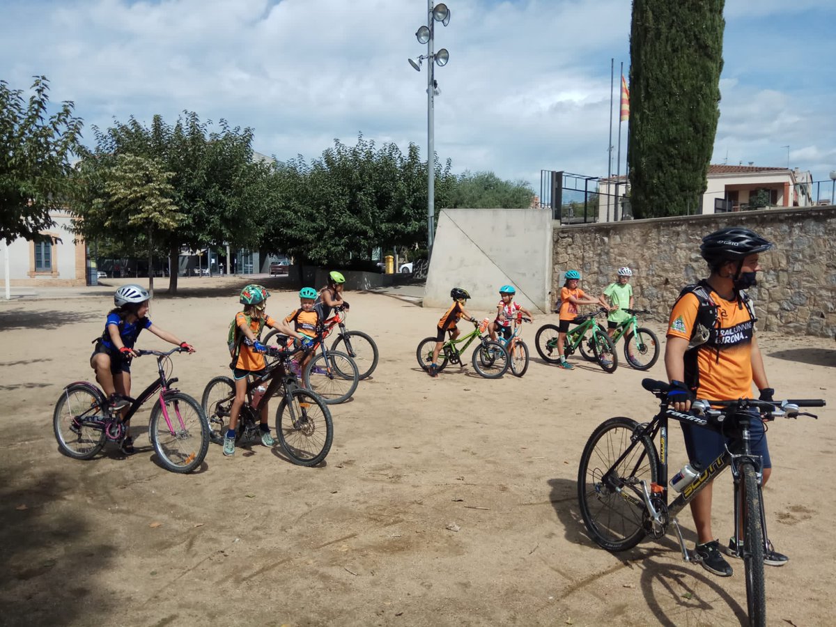 TrailRunGirona's tweet photo. Primer Stage per als socis i sòcies més joves del club! 👏👏
@AxxonRRHH @EsportsNabes @esports_gi @girona_cat https://t.co/XgZ4QcWWN5