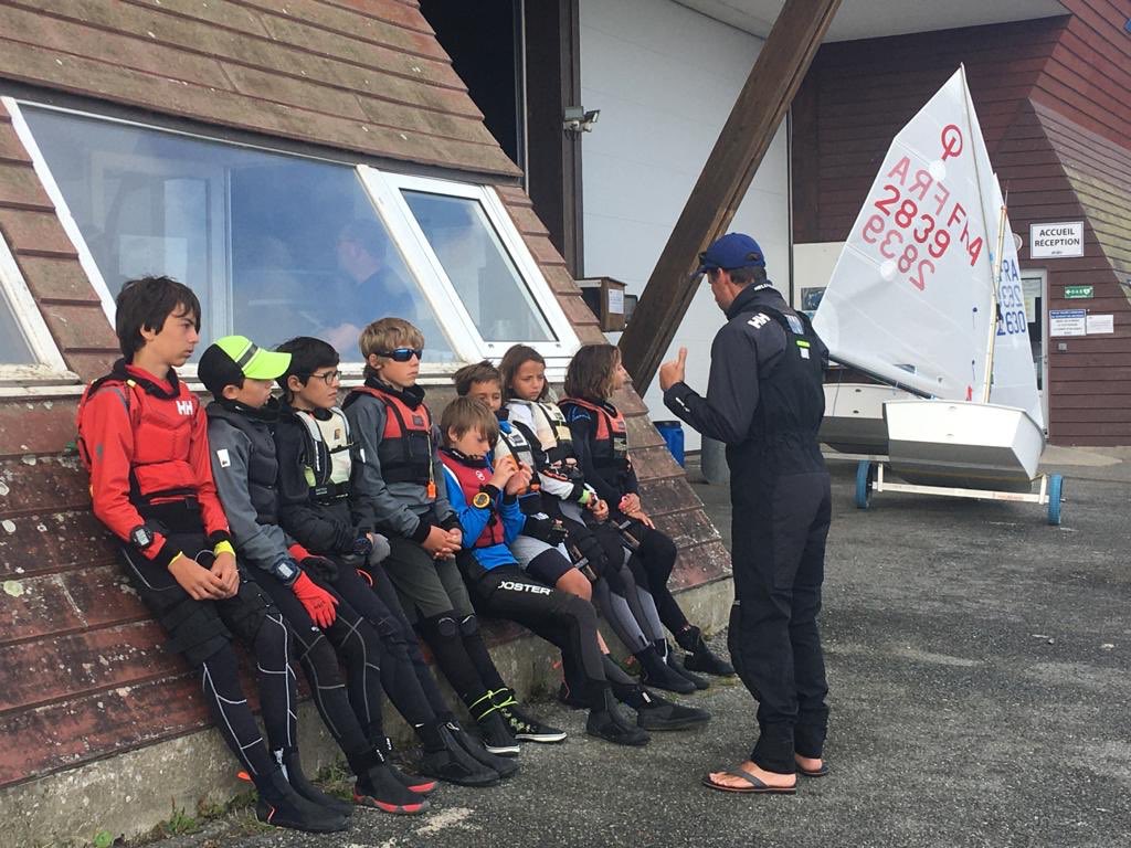 TeamOptiIDF's tweet photo. La semaine dernière s’est déroulé un stage de pré-rentrée @ENVSN56 sur 5 jrs d’entr. dans des conditions variées☀️💨⛵️ 4 régions présentent : Bretons, Normands, Pays de Loire. Avec près de 60 btx sur l’eau ! La Team a pu parfaire sa technique, physique et tactique🤙#readytosail https://t.co/czvJsX73ju