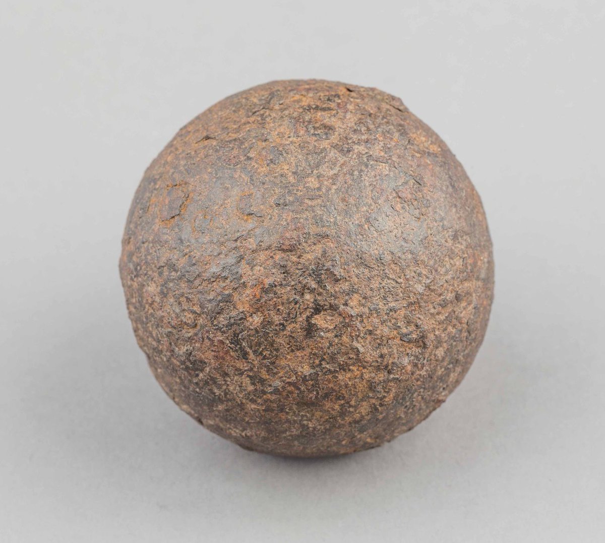 Boom! This #cannonball weighs 3lbs, and was dug up on the #battlefield at @CullodenNTS in November 1964. It had flown 1900 yrds from the position of the #Hanoverian artillery. #cannon #MilitaryHistory #Jacobite #Jacobites #BattleOfCulloden #ScottishArchaeologyMonth #ScotArchMonth