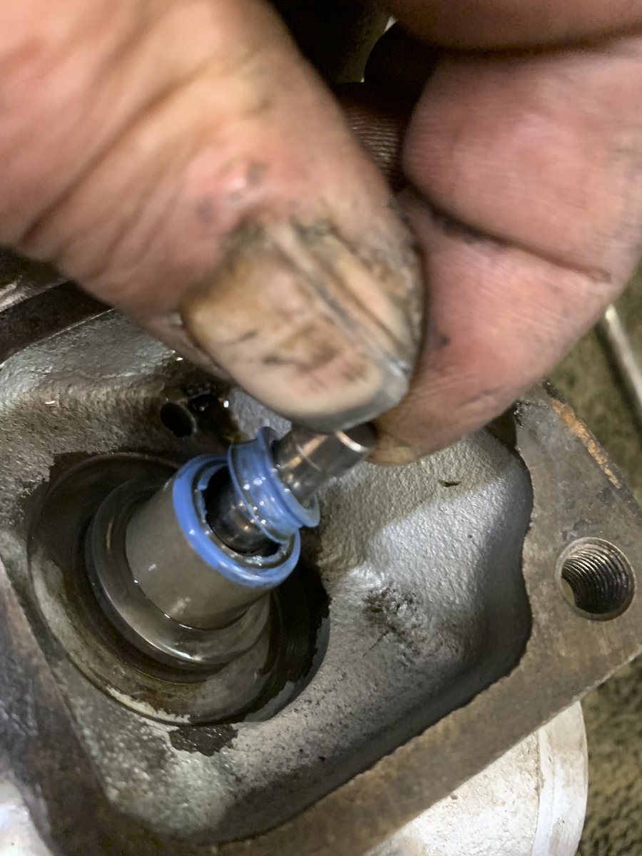 BodsCustom's tweet image. When you engine is a little Smokey. #valveguideseals #bodscustomcycles #ironhead