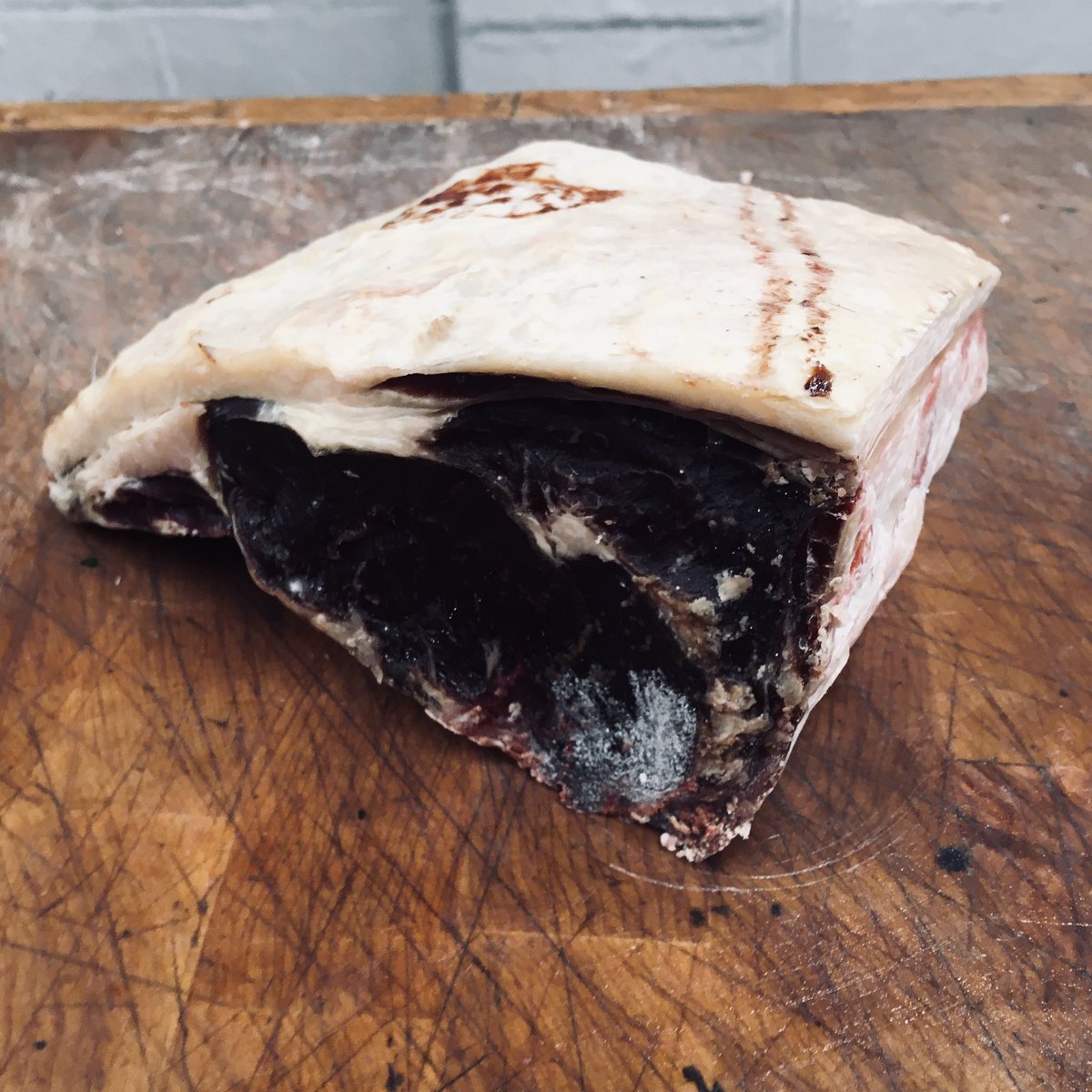 garlicwoodfarm's tweet photo. And here’s the proof that good things are worth the wait. 6wk aged 100% pasture-fed beef from @BrightleighF - sirloin steak before and after. These are on their way to @eggstoapples and  @HISBE_Food for the w/end. #EatBetterEatEthical #SlowFood https://t.co/nwgCQY30Hz