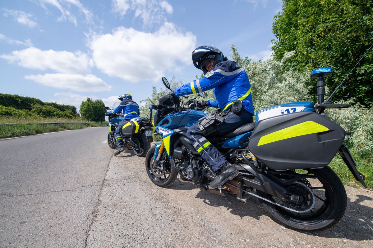 Gendarmerie_091's tweet image. #JeudiPhoto | 📸 Soyez prudent.e.s sur les routes en cette rentrée ! Les motocyclistes de l'Escadron Départemental de Sécurité Routière de l'#Essonne sont mobilisé.e.s pour assurer votre sécurité.