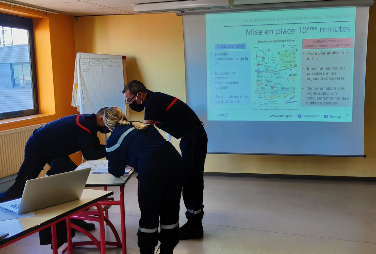 MarcLopezEnsosp's tweet photo. Depuis hier @ENSOSP #ForCrise présente au @SDIS79 avec aussi aujourd'hui @Prefet79 #DirCab pour dispenser sa malette pédagogique de sensibilisation des élus à #GestionDeCrise. Un département volontairement engagé et désormais opérationnel pour accompagner leurs collectivités ! https://t.co/AKBW2RDI6S