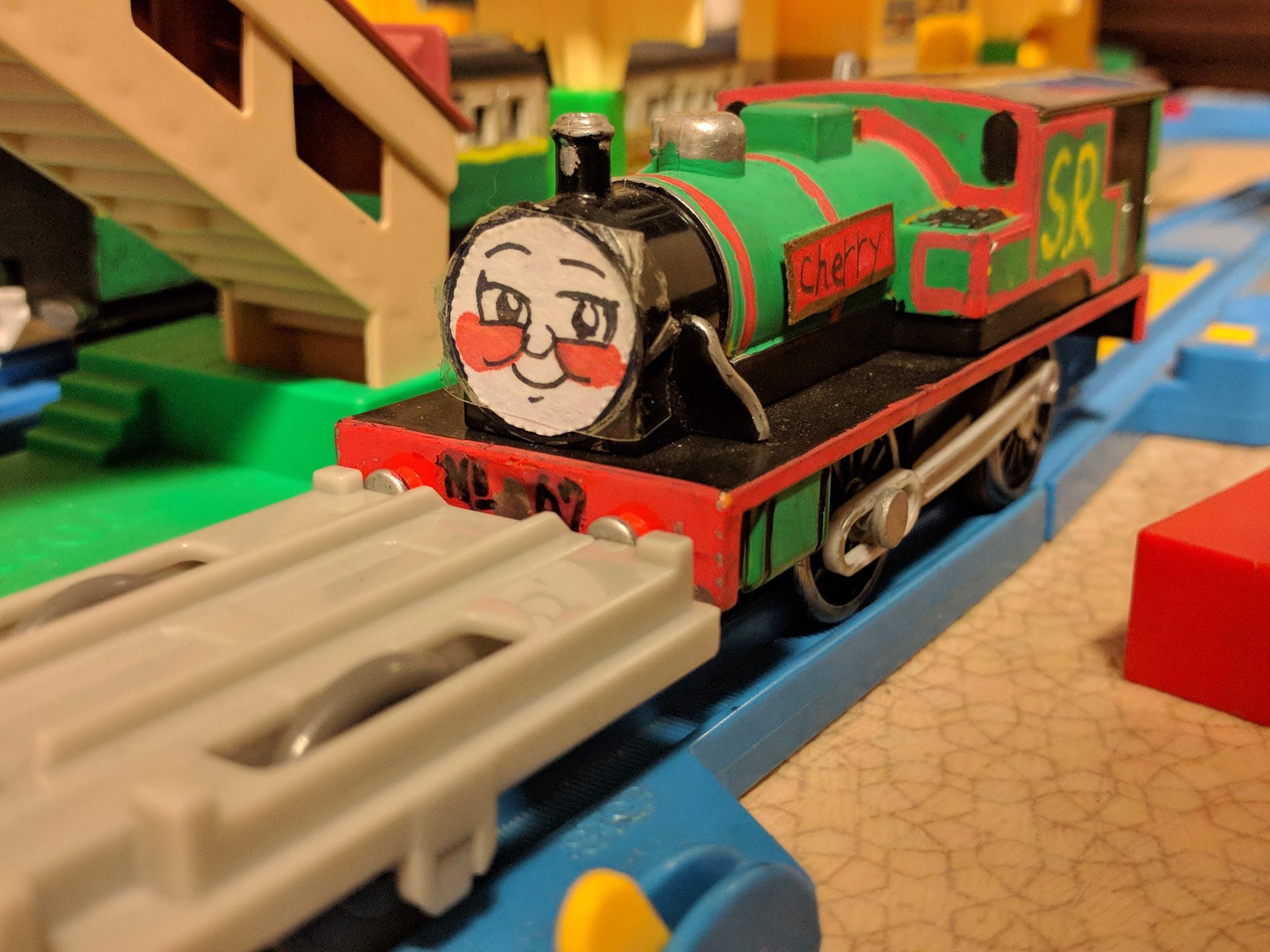 R13 55 Call Me Brian No Twitter チェリー 車体番号67番の機関車 ウィルソンより若くてかなりイタズラ好きで 大型機関車達はとても困っている トーマスとパーシーとはとても中が良いので 彼らと会った時はいつも喋っていたりする 時々イタズラの計画もたてる 実は