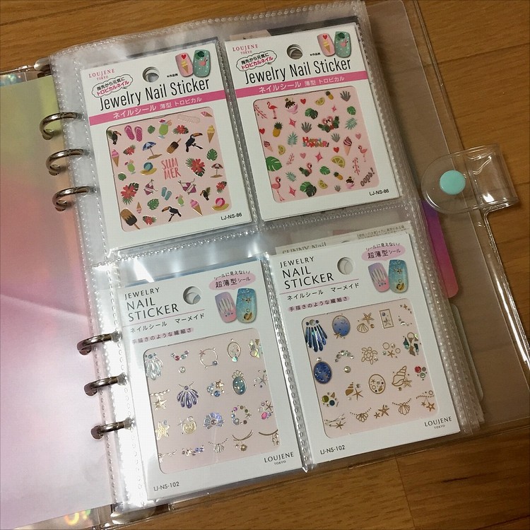 ゆう セリアにて アミファ Amifa100 さんのa5 6リングバインダーに最近でた クリアポケット 両面４ポケットにネイルシールを収納してみた 大きさによっては袋から出すだけでピッタリ ネイルにもレジンにも使えるからつい購入して 多くなってたの