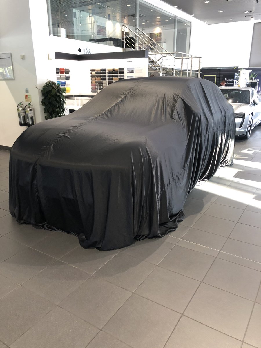 EvoqueNightmare's tweet photo. What an amazing car, far, far superior than any #Landrover crap !! #Porsche #JLR https://t.co/uKrGCsZVdi