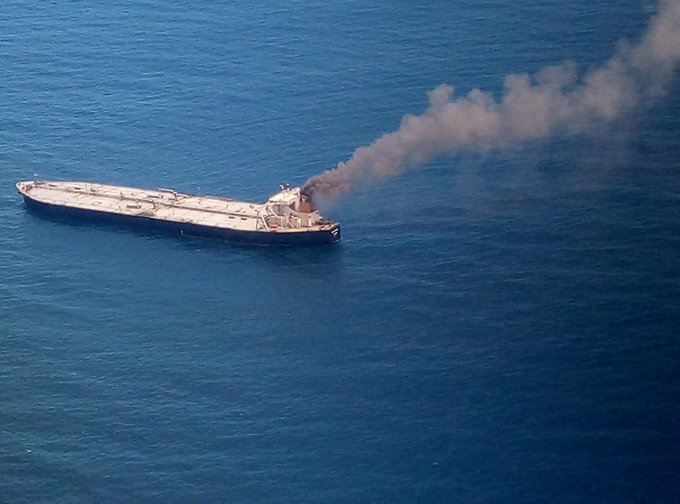 #BIGNEWS: Srilanka Navy seeks help from India Coast Guard to firefight explosion onboard oil tanker #MTNewDiamond which is 37 nautical miles east of Sri Lanka Coast. Indian Coastal Guard has deployed ships and aircraft for immediate assistance.
