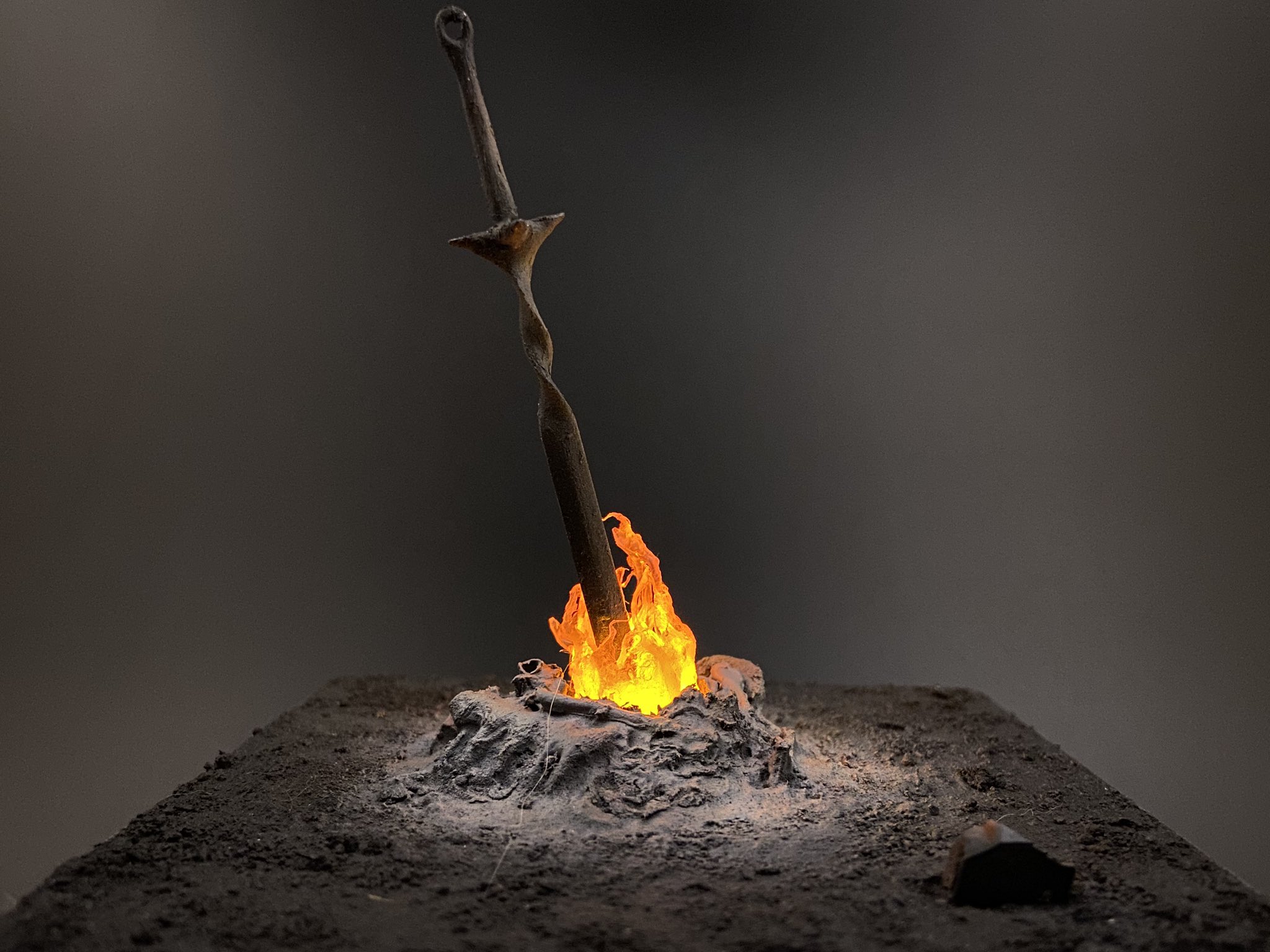 ピコ 珍しくちゃんと写真撮ったのでアップさせて頂きます ダークソウルから 篝火 完成です ロウソクledを4個仕込んだので炎がゆらゆら揺らぎます ダクソ 篝火