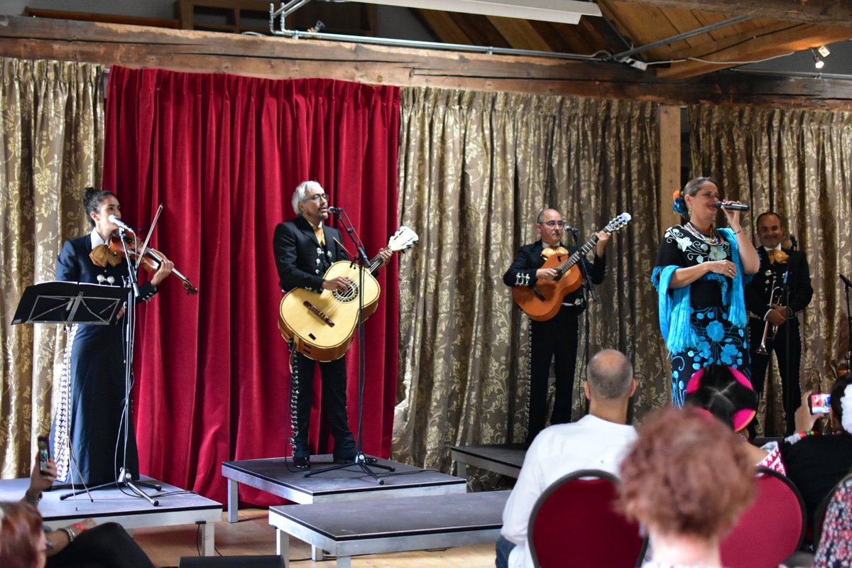 CarolinadeH's tweet photo. Afgelopen zondag in Tilburg! 😀 #VivaMexico #musicamexicana 
#fiestamexicana #carolinadeholanda
#losmezcales #Duvelhok #Tilburg https://t.co/LlgdTxFmxg