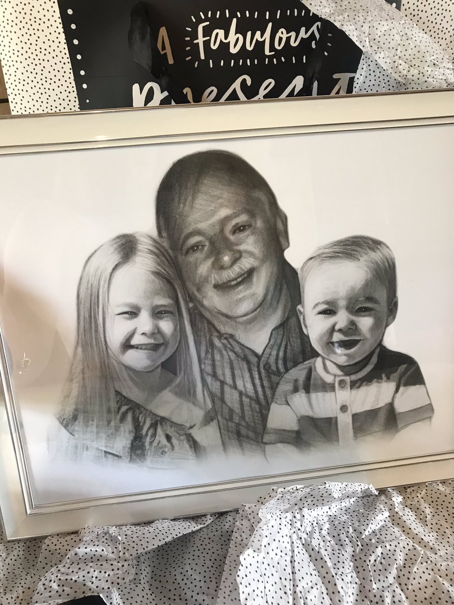 _charlinicole's tweet photo. Absolutely in love with this photo of my grandad with my kids. It’s absolutely perfect 🥺🖤 https://t.co/acavaNSPaL