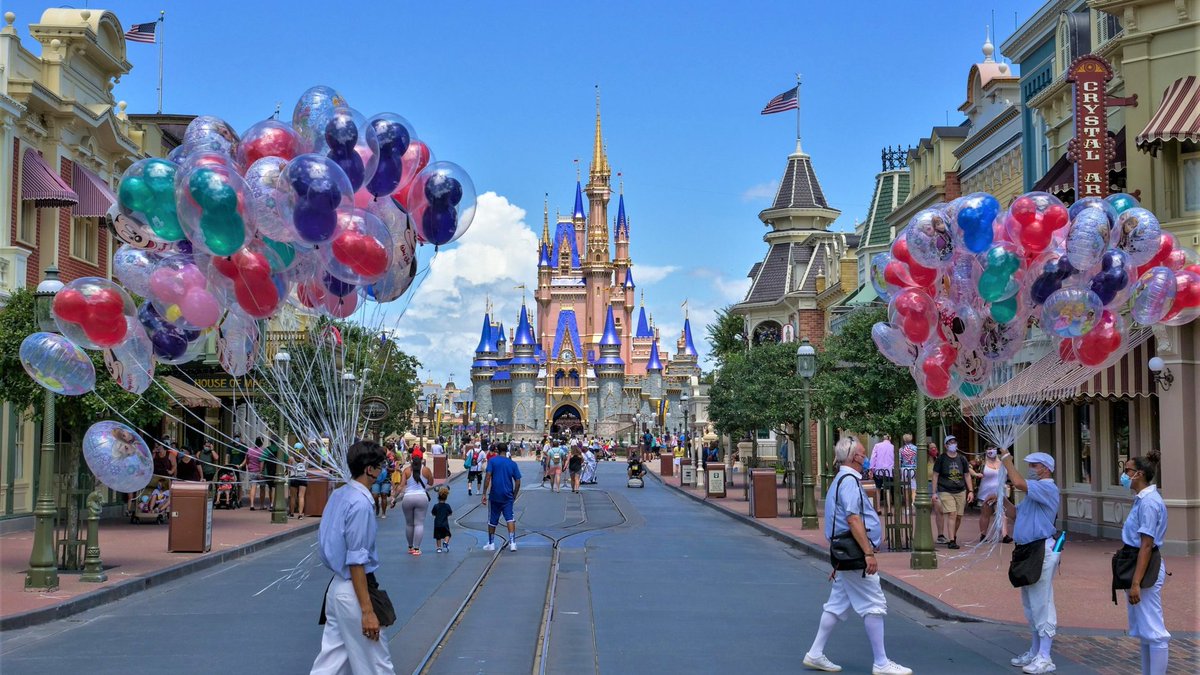 WDWNT's tweet photo. NEW “Magic Is Here” 30% Off Room Offer for Southern US Residents Now Available Through December 25

https://t.co/XsbvgwoNr9 https://t.co/v5yhCn0LfN
