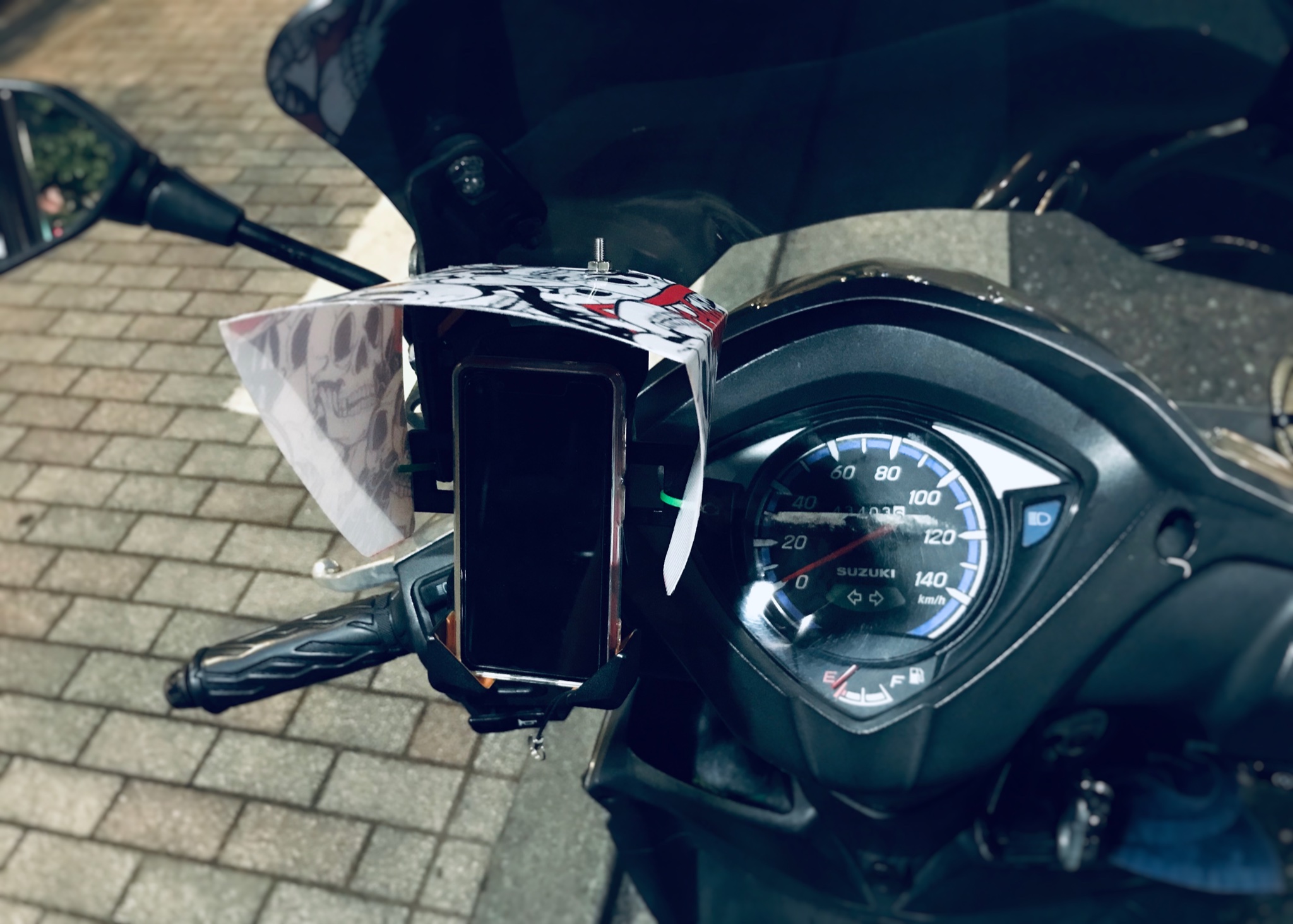 𝟰𝙨𝟰𝙯𝟰𝙠𝟰 自作したバイクのスマホホルダーの雨よけカバー または陽よけカバー アドレス110に長時間のるため夏場の陽射し対策として作ったモノ 雨もスマホに当たらないためめちゃくちゃ便利 スマホホルダー スマホ熱対策 自作 バイク好き