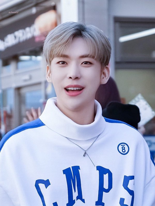 Chawon facts: - Also has the voice of an angel - He's adorable when interacting with fans because he always loves to keep eye contact and takes time to write fans names in their native language - Also really active on fan cafe - White and blue turtle neck, just yes