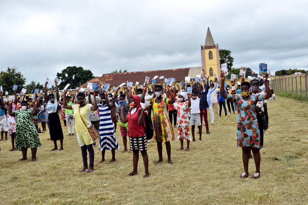 Otumfuofdn's tweet photo. JHS students of Kenyasi no.1 receive books and dictionaries in a bid to promote reading and learning whilst at home.
#supportbasiceducation https://t.co/F6bDZkWwaz