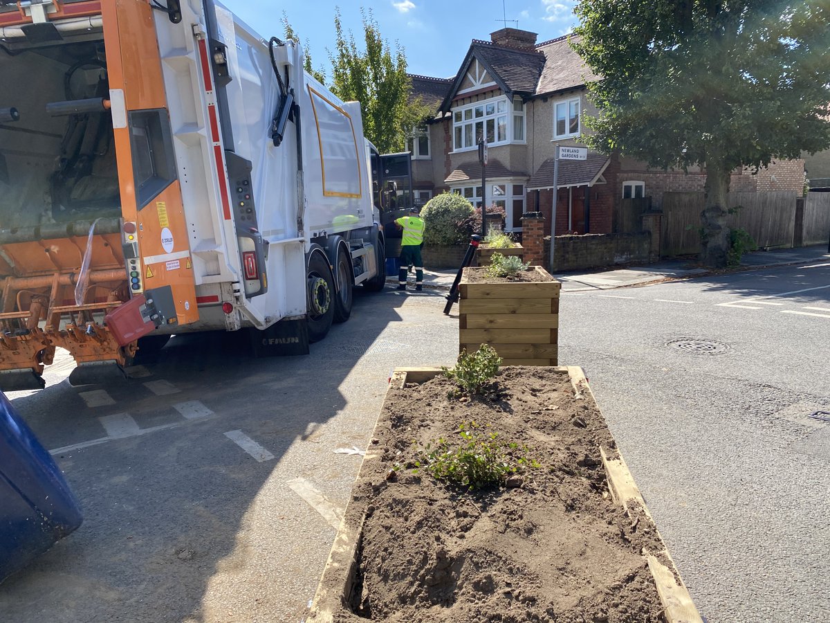 Despite all the assurances from <a href="/EalingCustSer/">EC Customer Services</a> <a href="/EalingCouncil/">Ealing Council</a> the recycling lorries cannot navigate the new traffic barriers, so had to return today to finish yesterday's round  #Northfields #Ealing