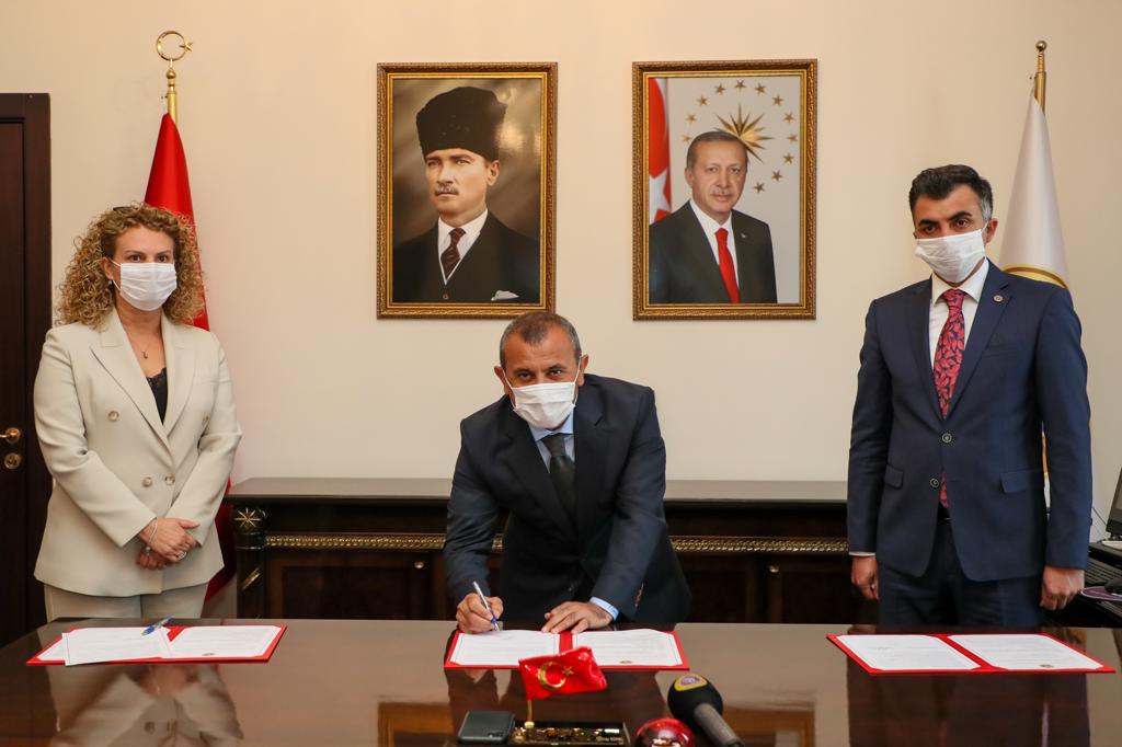 TCOrduValiligi's tweet image. Fatsa&apos;da hayırsever iş insanı Ejder Yılmaz tarafından yaptırılacak 16 derslikli Mesleki Eğitim Merkezi&apos;nin protokolü,Valimiz @tuncaysonel&apos;in katılımıyla imzalandı.5 derslikte 370 öğrencisi olan okul,yenisiyle birlikte 800 öğrenciye hizmet edecek. #GönlümüzBirHedefimizBüyük #Ordu