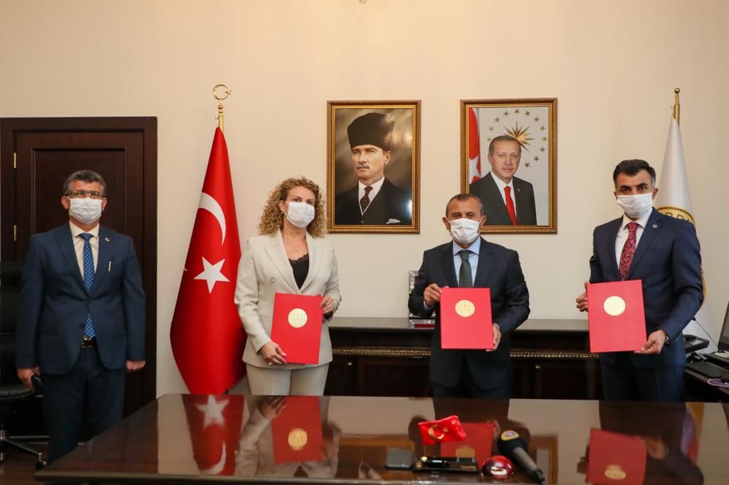 TCOrduValiligi's tweet image. Fatsa&apos;da hayırsever iş insanı Ejder Yılmaz tarafından yaptırılacak 16 derslikli Mesleki Eğitim Merkezi&apos;nin protokolü,Valimiz @tuncaysonel&apos;in katılımıyla imzalandı.5 derslikte 370 öğrencisi olan okul,yenisiyle birlikte 800 öğrenciye hizmet edecek. #GönlümüzBirHedefimizBüyük #Ordu