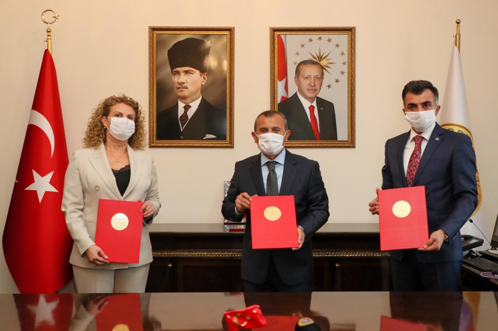 TCOrduValiligi's tweet image. Fatsa&apos;da hayırsever iş insanı Ejder Yılmaz tarafından yaptırılacak 16 derslikli Mesleki Eğitim Merkezi&apos;nin protokolü,Valimiz @tuncaysonel&apos;in katılımıyla imzalandı.5 derslikte 370 öğrencisi olan okul,yenisiyle birlikte 800 öğrenciye hizmet edecek. #GönlümüzBirHedefimizBüyük #Ordu