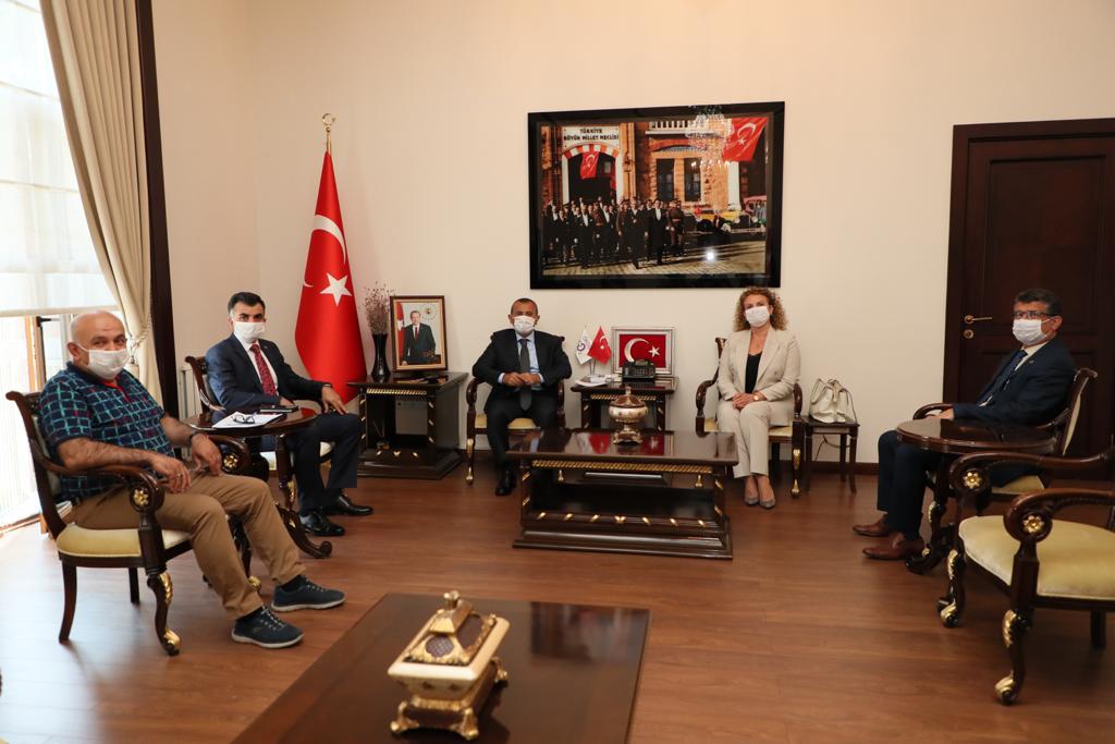 TCOrduValiligi's tweet image. Fatsa&apos;da hayırsever iş insanı Ejder Yılmaz tarafından yaptırılacak 16 derslikli Mesleki Eğitim Merkezi&apos;nin protokolü,Valimiz @tuncaysonel&apos;in katılımıyla imzalandı.5 derslikte 370 öğrencisi olan okul,yenisiyle birlikte 800 öğrenciye hizmet edecek. #GönlümüzBirHedefimizBüyük #Ordu