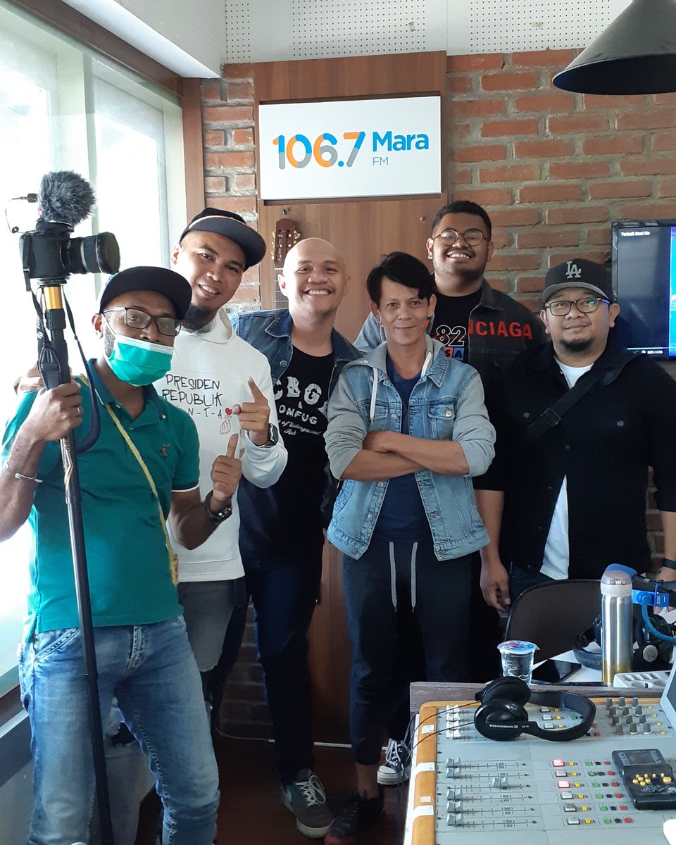 MaraFM's tweet photo. Keriaan tadi siang  di  #NgobrolSeru @iankanlah bareng @liowairara_ &amp; Sound Of Curly.  Sukses buat single 'Terbaik Buat Ko' nya  ;) https://t.co/ImKj2WOdd5