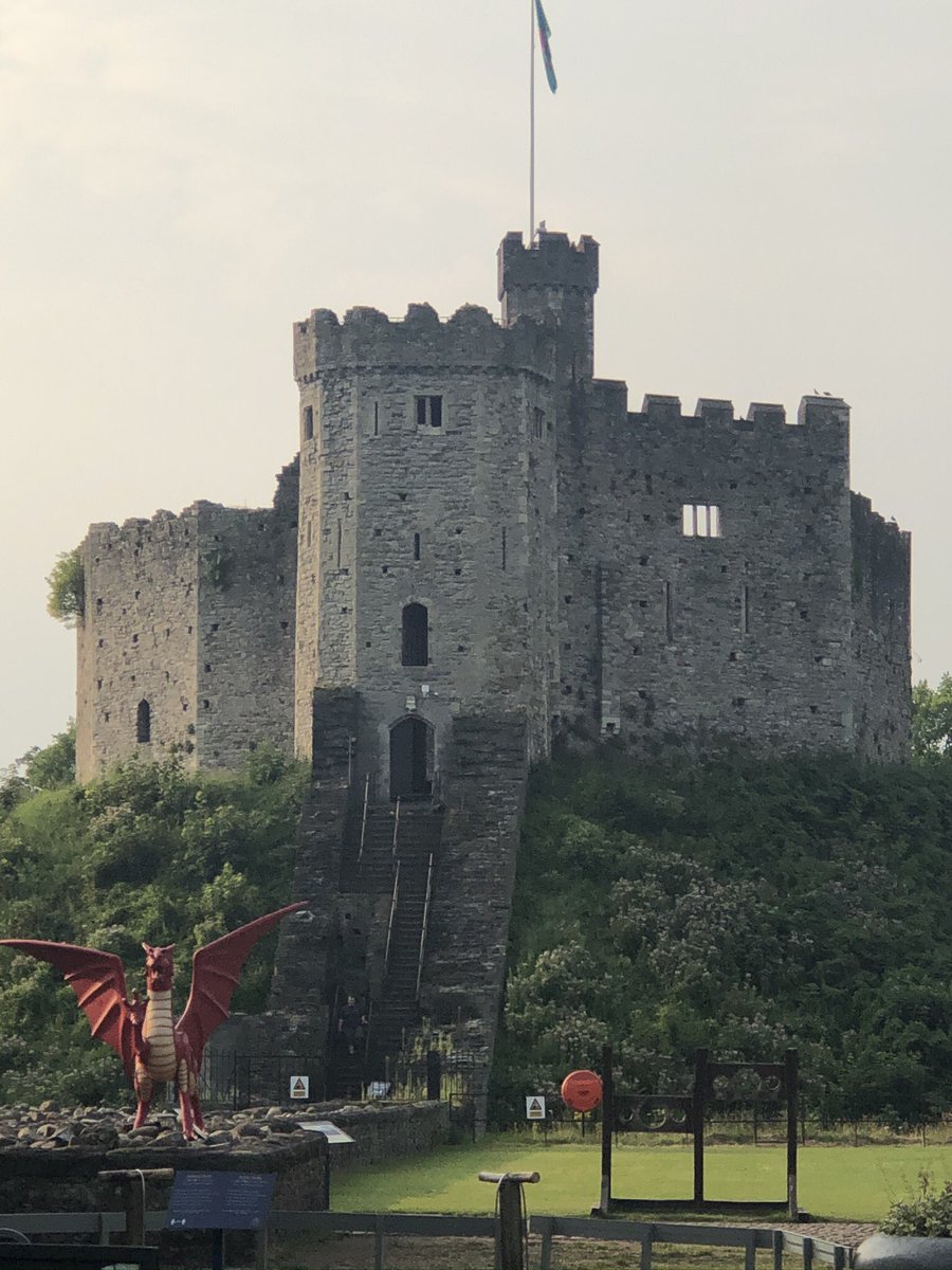 Cardiff, Wales 🏴󠁧󠁢󠁷󠁬󠁳󠁿
11th century medieval Cardiff Castle 👑
Penarth seaside resort at the southern end of Cardiff Bay ⚓️
Mae Cymru yn brydferth ac mae'r bobl yn gyfeillgar iawn 🌼
#daviddiamantetravels
#cardiff #wales #uk #unitedkingdom #cardiffcastle #ringannouncer #daviddiamante