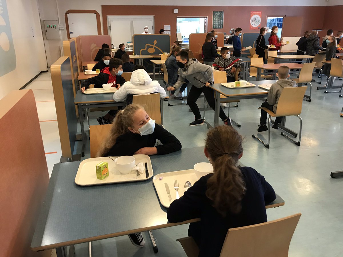 SebChed's tweet photo. Au collège Chasse Royale, à #Valenciennes, les élèves de sixième ont été accueillis au réfectoire avec un bon petit-déjeuner, base d’un début de journée réussi. https://t.co/eHAxsi2UVw