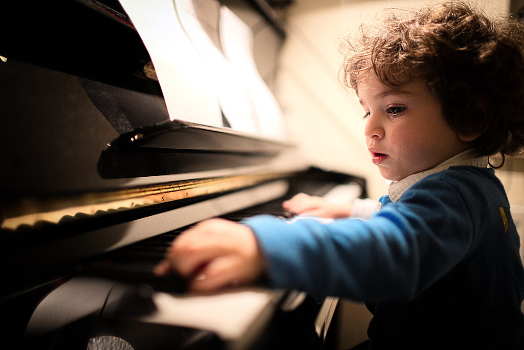 Научиться играть на слух. Дети пианисты. Мальчик за роялем. Маленький пианист. Мальчик за пианино.