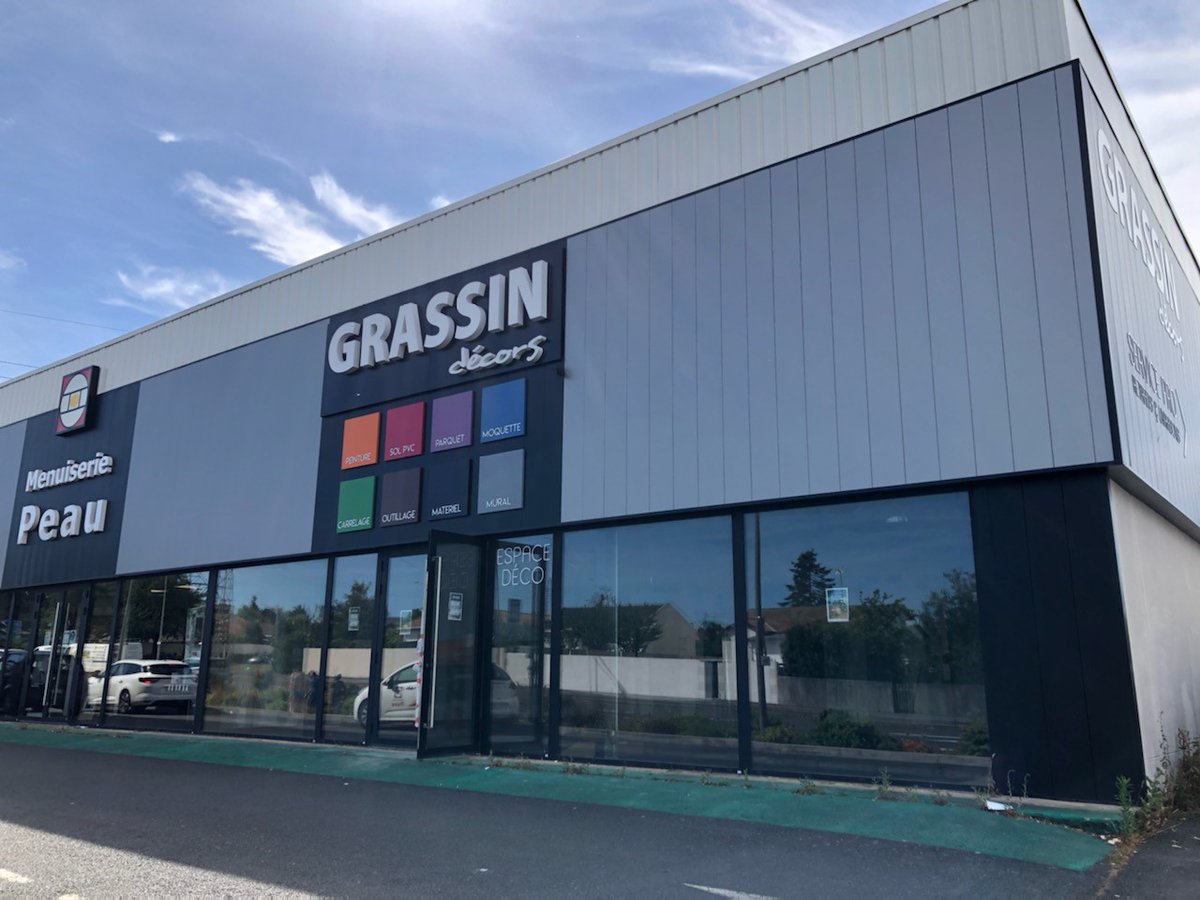 GroupeSOCODA's tweet photo. GRASSIN décors, qui a fêté ses 110 ans l'année dernière, est un réseau de 18 points de vente de peintures, sols, papiers peints, répartis dans le Centre Ouest. Depuis le 27 juillet, GRASSIN décors s'est installé dans de nouveaux locaux à Cholet. #négoce #distribution #décoration https://t.co/63yvrdFam9