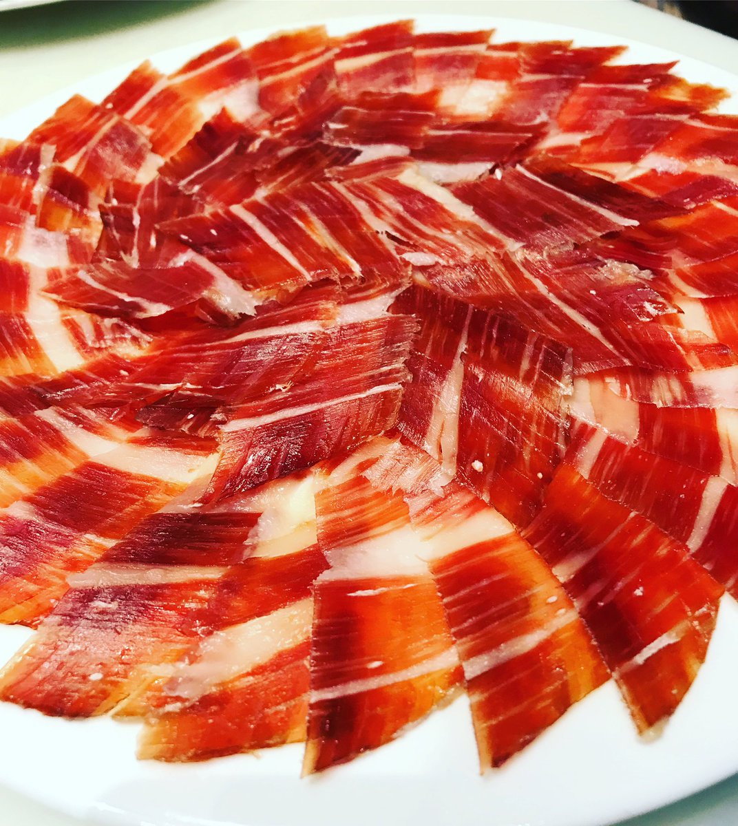 La vuelta al Cole cuesta menos con este plato de #jamonibericodebellota 🤤 Mucho ánimo este año a todos los maestr@s 👩‍🏫👨‍🏫#hermanoshoyos #somosfabricantes #ibericos #jamon #bellota #VueltaAlCole2020