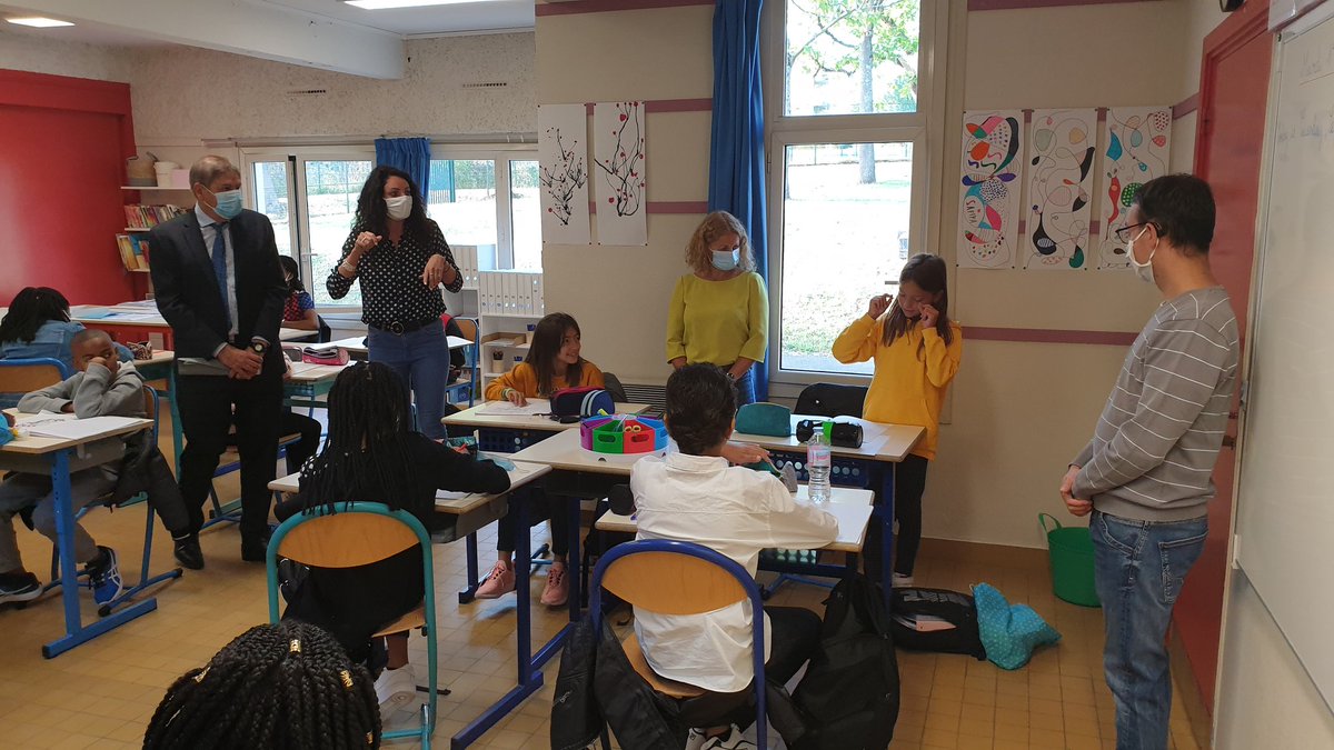 DanielAuverlot's tweet photo. Ma première visite de #rentrée2020 pour une classe de CM1-CM2 qui mêle des enfants sourds et entendants avant de rencontrer les nouveaux enfants qui intègrent aujourd'hui l'une des 3 classes #ULIS de l'école les Deux Parcs à Champs-sur-Marne. Un modèle pour l'école #inclusive ! https://t.co/na7BOzPKPB