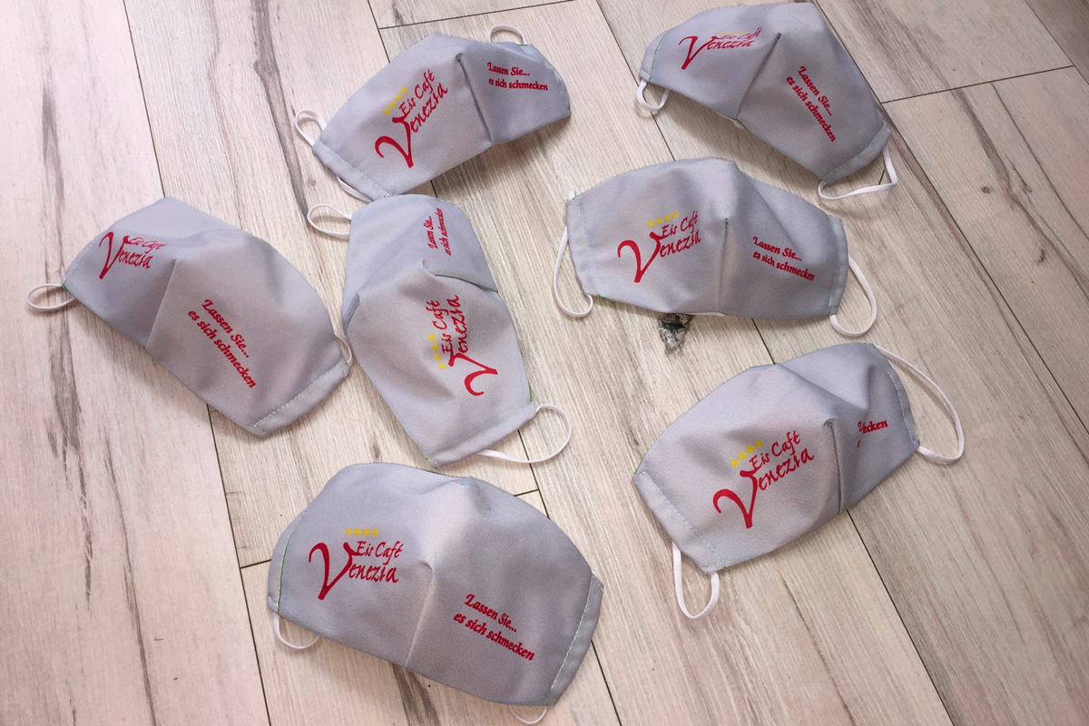 Gerne fertigen wir für Sie Ihren eigene Mund- und Nasenbedeckung mit Ihrem Logo oder einem beliebigen Bild oder Text.
#wirhaltenzusammen #corona #maskenpflicht #maskenpflichtdeutschland #wetzlar #wetzlaraltstadt #wetzlartipps #mundnasenbedeckung #werbung #logodesigns