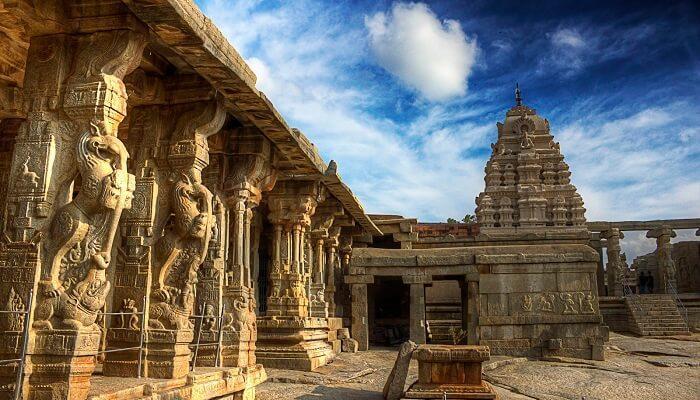 Lepakshi,a small town in Andhra Pradesh,is a site dedicated to Lord Veerabhadra. However, the best part of the place is the hanging pillar in the main Lepakshi Temple. There is nothing holding the pillar to the ground. #shikhartravel #shikhareducationaltour @swadesh47 @som4ce