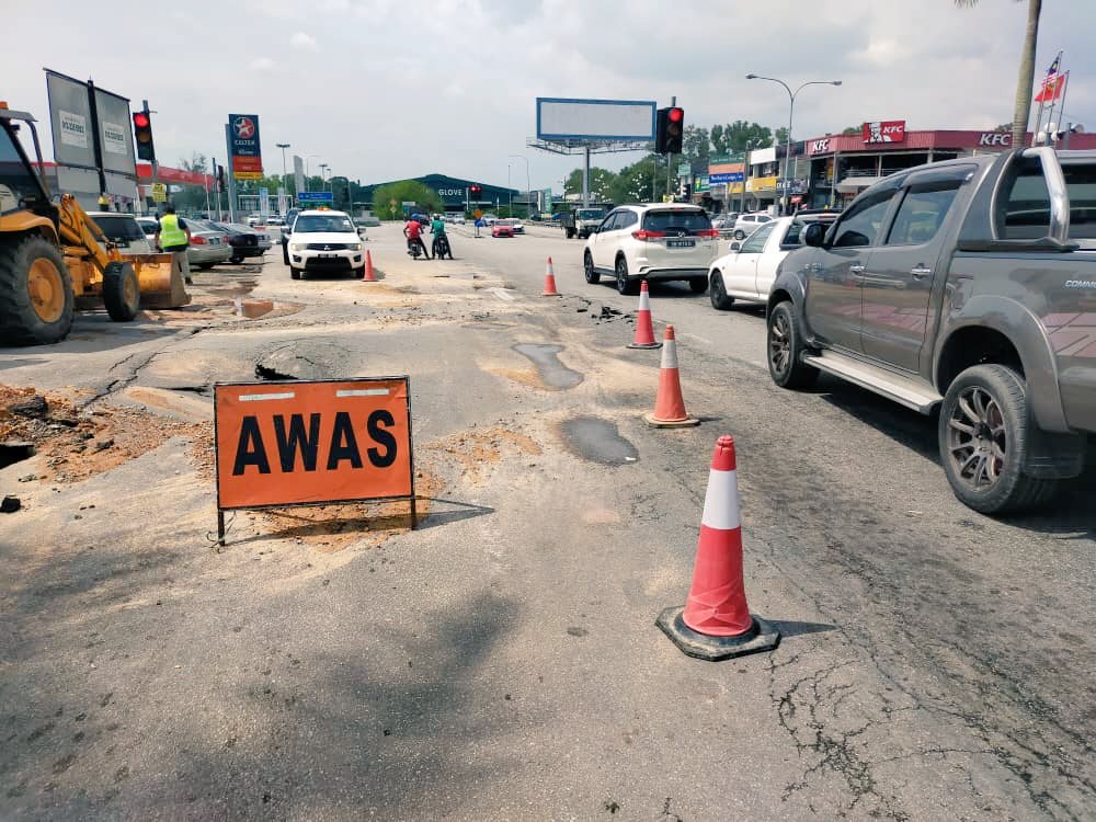 Jkrkualamuda On Twitter Dimaklumkan Penutupan 1 Lorong Berdekatan Traffic Light Caltex Taman Sejati Berikutan Terdapat Paip Pecah 15 Ac Di Jalan Tman Sejati Kg Makau K669 Segala Kesulitan Amatlah Dikesali Tq Https T Co Bmfywqfqp8
