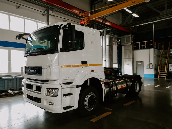 Rostec_Russia's tweet image. LNG driven KAMAZ

The Kamaz tractor-trailer on LNG set off for its first tests. The driving distance of this KAMAZ on LNG is 1400 km without refueling and it is all along the route.
