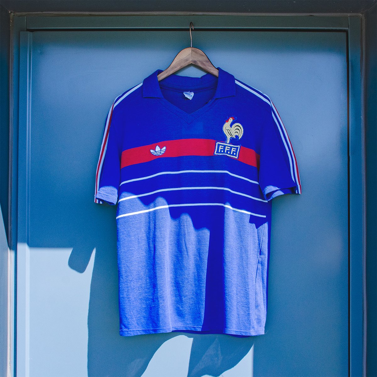 The red chest stripe on the new France home kit immediately got us thinking about Euro '84 and France '98Is this a future classic? #France #Nikefootball