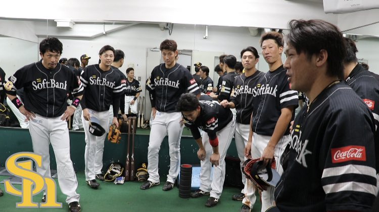 福岡ソフトバンクホークス 公式 今日の円陣 声出しは甲斐拓也選手 流れなので誕生日調べました 戦場カメラマンの渡部陽一さん 好きな言葉は 塩を舐めもやしを食らう コツコツやり続けて耐え凌ぐことの大切さ 毎日試合ありますが一試合一試合