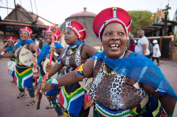 AfrikanDesigns's tweet image. We are reminded to remind ourselves about our heritage, about the importance of passing down oral traditions as well as documented knowledge.
.
May we remember who we are and may we never forget.
.
Happy heritage month.
.
Image sources- Google
#HeritageMonth #SpringDay2020