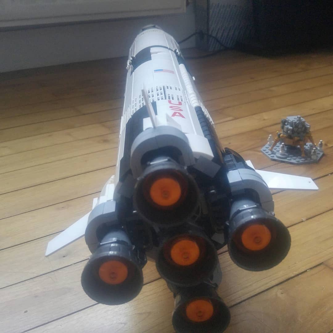 8. Saturn V en legoJe possède une réplique géante de la fusée Saturn V (Apollo 8, 9, 10, 11, 12, 13, 14, 15, 16 et 17)C& #39;est toutMais je la trouve vraiment trop belle uwu