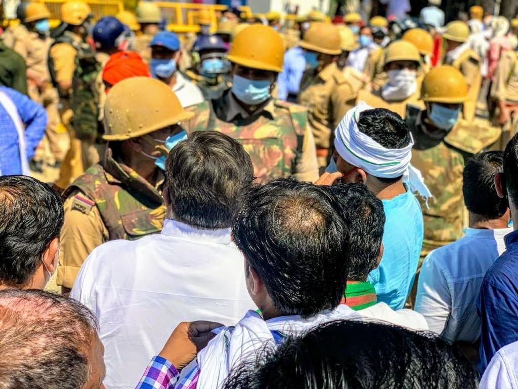 आज इधर हरदोई में तीन लोगों की हत्या ने शासन की पोल खोल दी है और उधर कन्नौज के तिर्वा में भूमि विकास बैंक के चुनाव में पुलिस भाजपा प्रत्याशी की अनुचित मदद करने तथा सपा प्रत्याशी के समर्थकों को वोट से वंचित करने में लगी है. 

पुलिस अगर ये सब करेगी तो क़ानून-व्यवस्था कौन सँभालेगा?