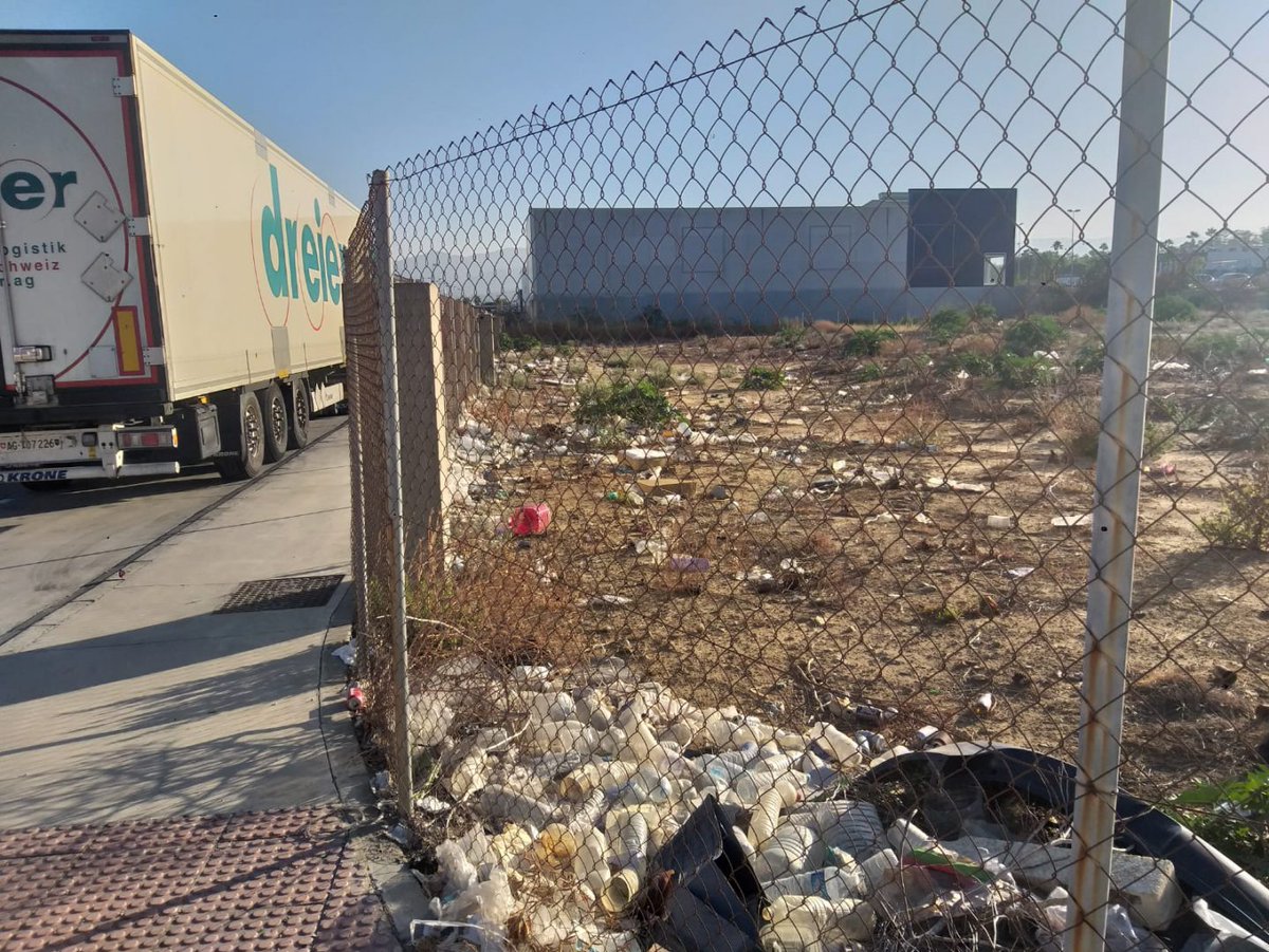 CADIZ > ALGECIRAS > PE LAS MARISMAS >mala imagen y falta de salubridad en la zona. El primer paso para realizar un buen uso de los residuos en los Polígonos es encontrar un emplazamiento adecuado. Carteles informativos con la prohibición de tirar basura, contenedores y papeleras.