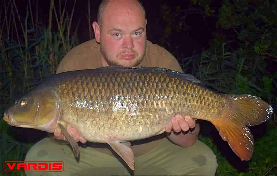 VardisTackle's tweet photo. Team member Paul Page had a couple of commons at the weekend with the biggest going to 21lb 3oz.
Both fish were landed using downfall lead free leaders & ronnie rigs using size 6 Gripper hooks. The new Vardis V-T Nut boilie doing that damage.
#VardisTackle #NoNonsense #VTNut https://t.co/YcgRJfKCCA