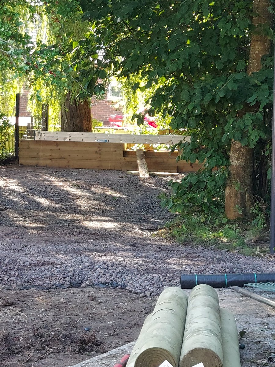 PrimaryButts's tweet photo. It's beginning to take shape! Yay! @SawscapesP #outdoorlearning https://t.co/ESSTyw3Ufp