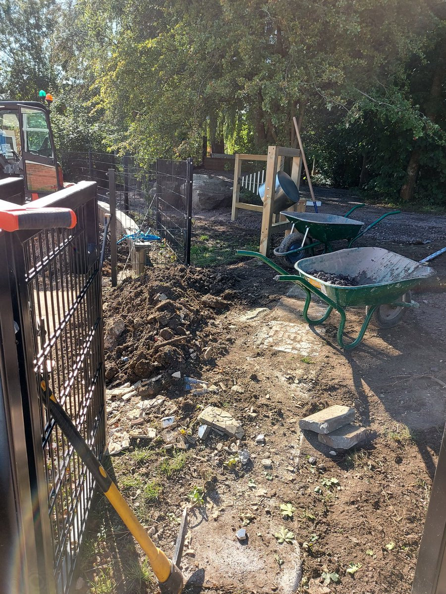 PrimaryButts's tweet photo. It's beginning to take shape! Yay! @SawscapesP #outdoorlearning https://t.co/ESSTyw3Ufp